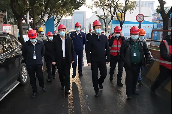 张华谦副区长带队赴国裕吴中广场项目现场开展安全生产检查及疫情防控督导